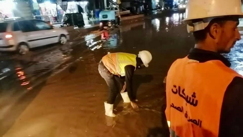 محافظ كفر الشيخ يعلن حالة الطوارئ والمعدات  ترفع المياه من الشوارع