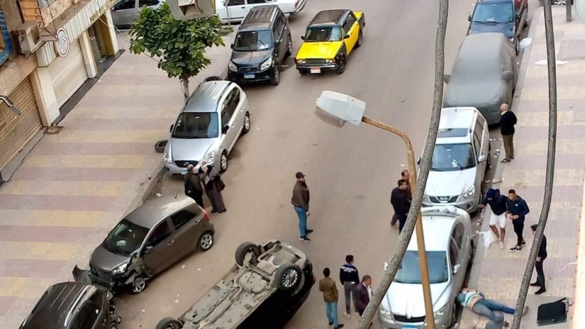 انقلاب سيارة في منطقة سموحة بالإسكندرية