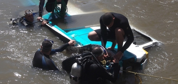 بالصور| إصابة مواطنين في سقوط سيارة سيرفيس في مياه بحر يوسف بالفيوم