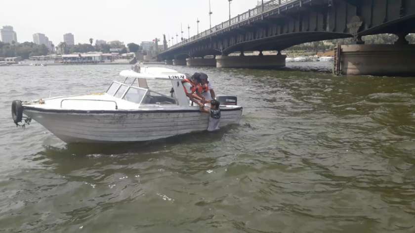 إنقاذ أحد الأشخاص حاول الإنتحار بإلقاء نفسه فى نهر النيل