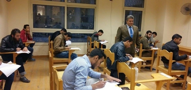 رئيس جامعة بنها يتفقد الإمتحانات