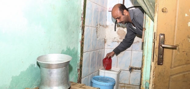 بالصور| أهالي «كفر طهرمس» يعانون من انقطاع المياه.. ومسئول بالشركة: «بتجيلهم ساعتين»