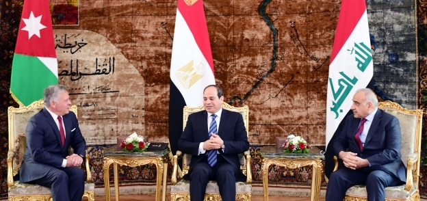 «السيسى» يتوسط الملك عبدالله الثانى ورئيس الوزراء العراقى على هامش القمة الثلاثية