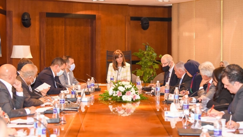 وزيرة الهجرة تناقش مع 20 مسؤولا محاور مؤتمر "مصر تستطيع بالصناعة"