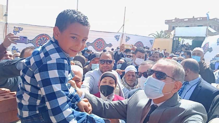« حمله محافظ كفرالشيخ».. طفل يشارك  في وضع حجر أساس مدرسة السيد البدوى