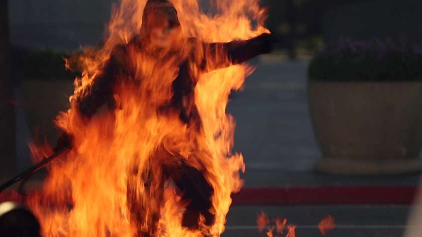 شاب يشعل النيران في نفسه ـــ صورة تعبيرية