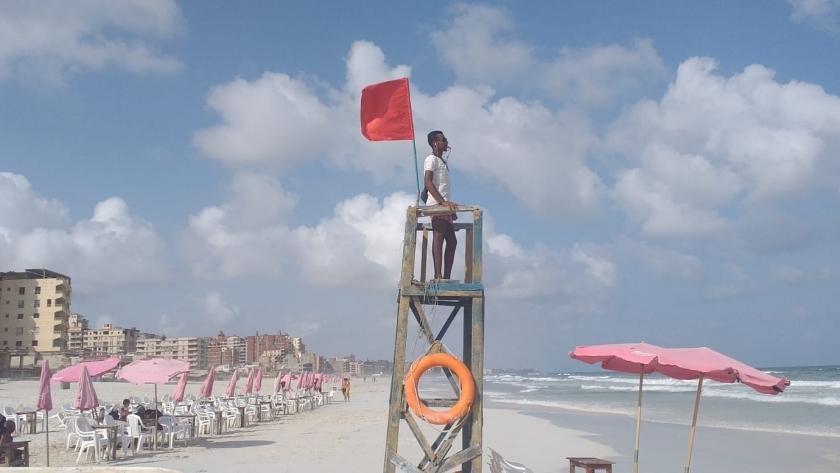 رفع الرايات الحمراء على شواطئ الإسكندرية