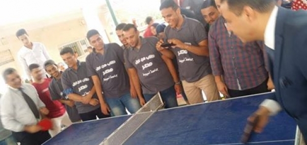 نائب رئيس جامعة اسيوط يشارك عميدالخدمة الاجتماعية مباراة تنس الطاولة