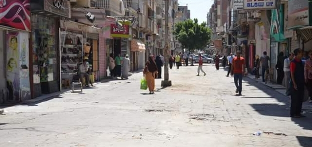 محافظ الإسماعيلية يعيد فتح شارع سعد زغلول بعد اخلاؤه من الاشغالات ونقل الباعة الجائلين .