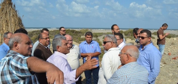 لجنة تتفقد موقع إنشاء أكبر محطة لتحلية مياه البحر بالبرلس