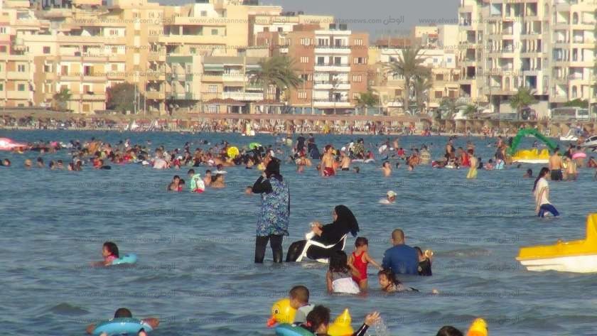 المواطنون يستمتعون بأحد شواطئ محافظة مطروح