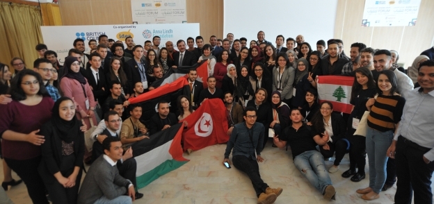 مجموعة من الشباب المشاركين في المنتدى من دول عربية مختلفة مع المدير التنفيذي لمؤسسة آنا ليند
