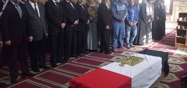 بالصور.. جنازة عسكرية لرقيب الشرطة ضحية الإرهاب بالفيوم