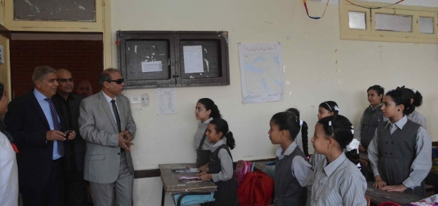 محافظ المنيا يتفقد المدارس