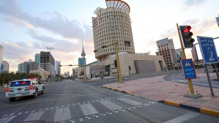 شوارع الكويت تخلو من المواطنين بسبب حظر التجوال في وقت سابق