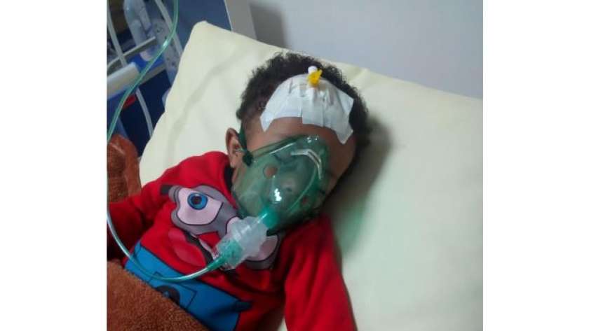 طفل مصاب بفيروس كورونا أثناء تلقيه الرعاية الطبية