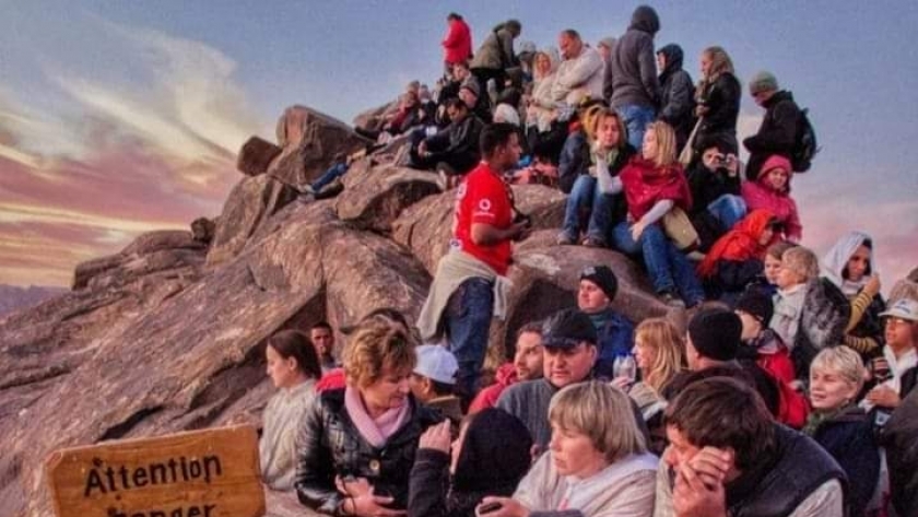 سياح فوق قمة جبل موسى - أرشيفية