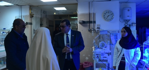 صورة أرشيفية-محافظ الفيوم في مستشفى طامية المركزي