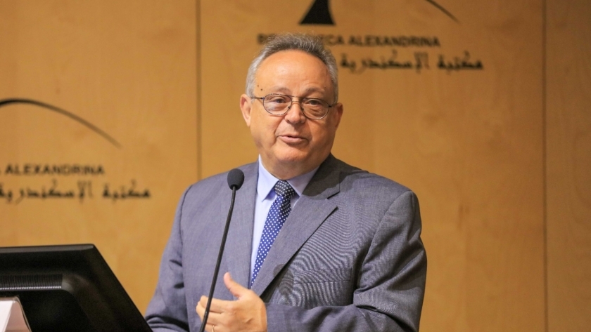الدكتور أحمد زايد مدير مكتبة الإسكندرية