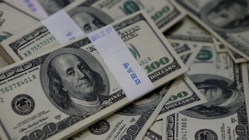 الدولار يتراجع عالميا وتوقعات بتخلي «الاحتياطي الفيدرالي» عن رفع الفائدة