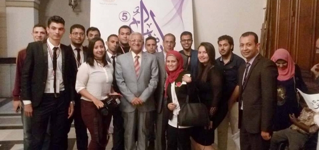 رئيس جامعة المنيا مع الفائزين