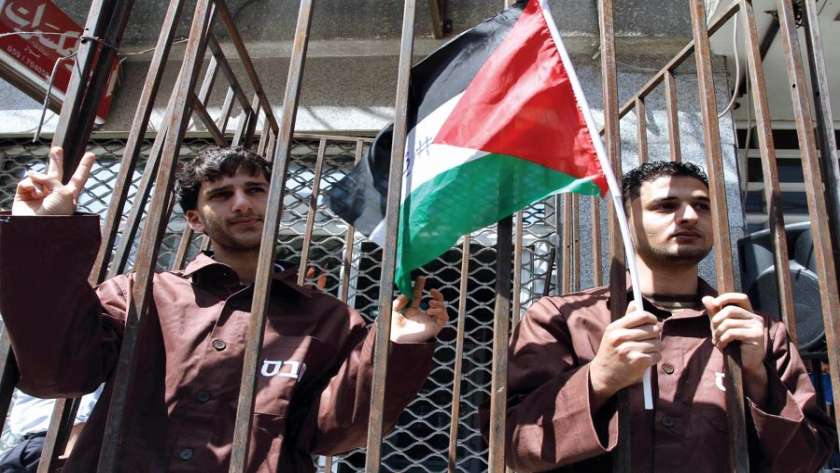 دعاء للأسرى الفلسطينيين مع سريان الهدنة بقطاع غزة - تعبيرية