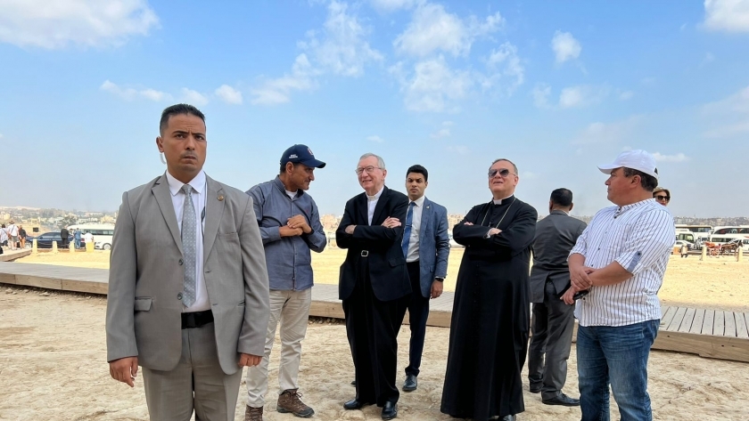 رئيس وزراء الفاتيكان يزور الأهرامات ويبدي انبهاره بالحضارة المصرية القديمة