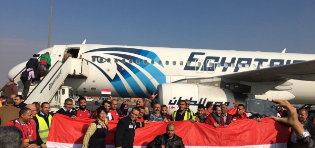 المشجعين المصريين قبل مغادرتهم إلى الجابون