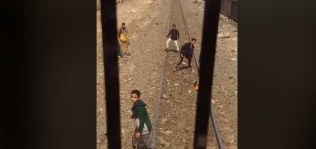 أطفال يقذفوا بالقطار بالحجارة