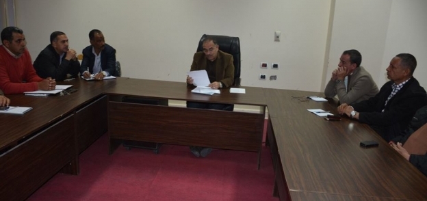 سكرتير عام محافظه الوادي الجديد يجتمع بمجلس ادارة محطو تعبئة البوتاجاز