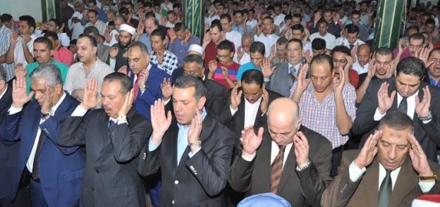 محافظ أسيوط يؤدي صلاة عيد الفطر المبارك وسط حشد من المواطنين بمسجد ناصر