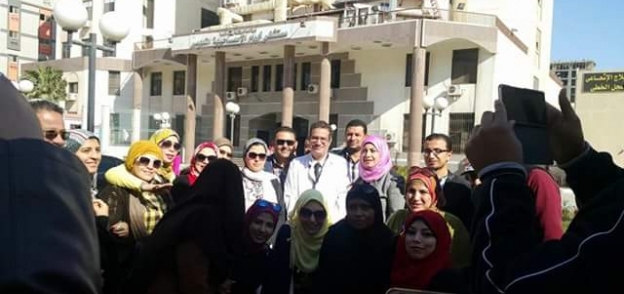الدكتور محمد النخيلي مدير المستشفى يتوسط العاملين بالمستشفى