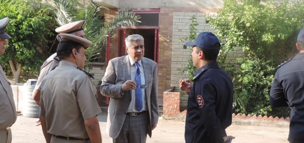 صورة اللواء قاسم حسين، مدير أمن الفيوم مع ضباط الحماية المدنية