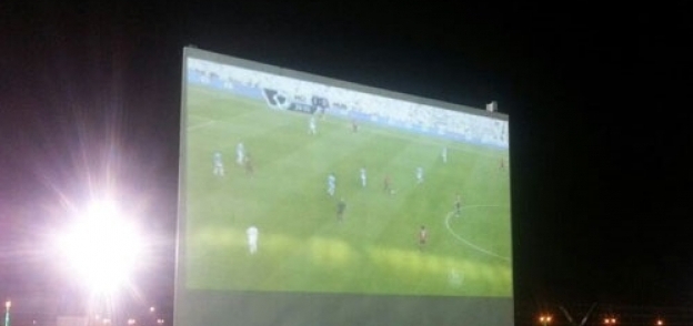شاشات عرض عملاقه لمتابعة مباراة كرة القدم _ صورة ارشيفية