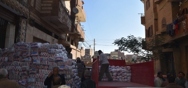 بالصور| توزيع 50 طن سكر مدعم على القرى الأكثر احتياجا في مراكز الفيوم
