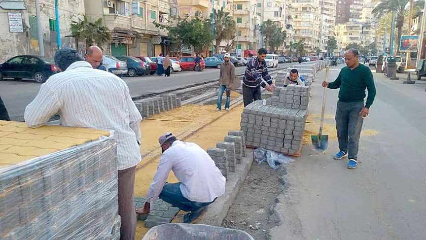 بالصور| "جمرك الإسكندرية" يتابع أعمال تجديد "الترام" برأس التين