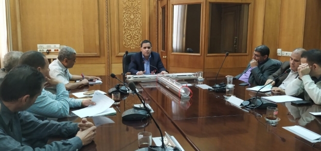 أشرف رسلان رئيس هيئة السكة الحديد خلال اجتماع بقطاع الصيانة