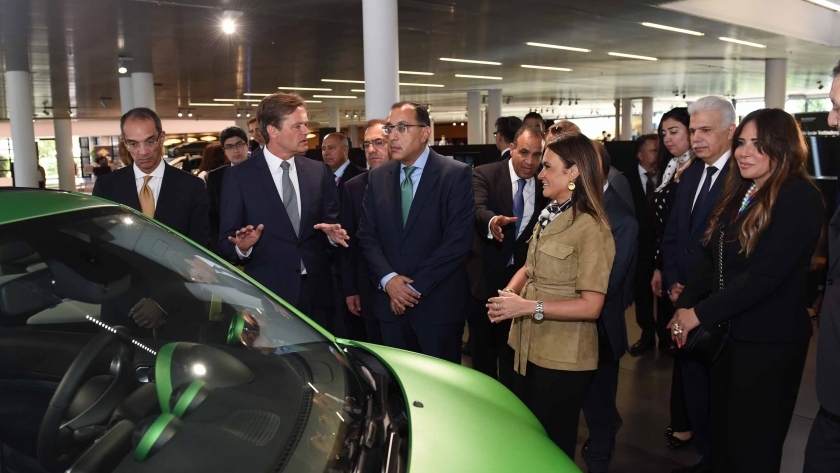 صورة من زيارة رئيس الوزراء لمصنع مرسيدس
