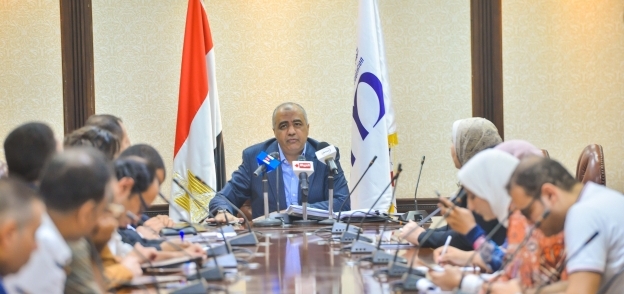 الكاتب الصحفي عبد الفتاح الجبالي وكيل المجلس خلال مؤتمر إعلان تفاصيل التقدم للترخيص للمواقع