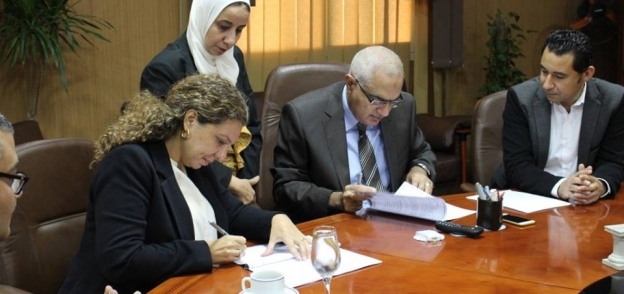 نائب رئيس جامعة المنصورة أثناء توقيع البروتوكول