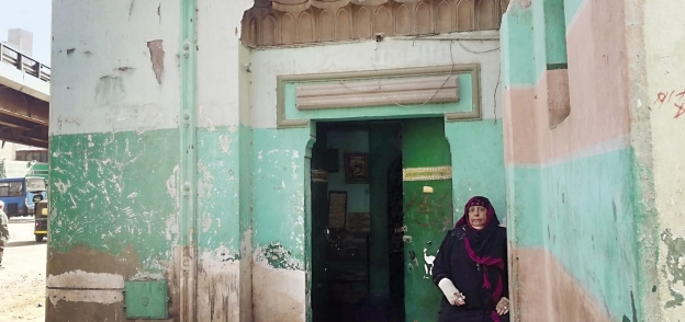 «عزيزة» تجلس أمام مقام «أبوالريش» بالسيدة زينب