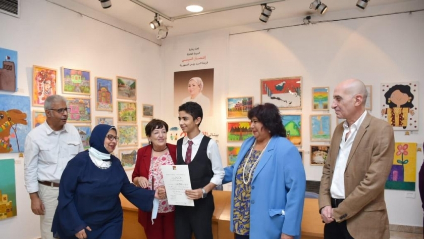 الدكتورة إيناس عبدالدايم وزيرة الثقافة  تسلم جوائز بينالي القاهرة الدولي لفنون الطفل