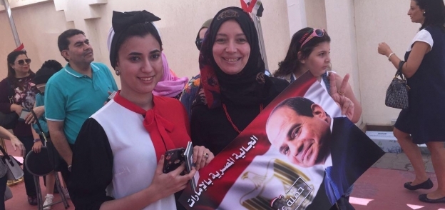 بالصور| "علم مصر" الزي الرسمي للمصريين في انتخابات الرئاسة بالخارج