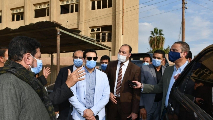 محافظ الفيوم يتفقد مستشفى أبشواى المركزي وموقف سيارات الأجرة الجديد