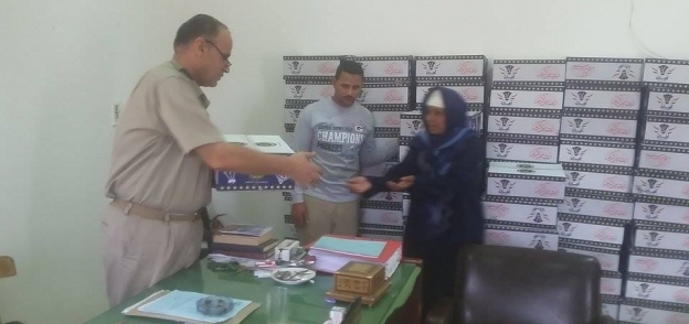 الشرطة توزع كراتين رمضان على مواطنى بيلا