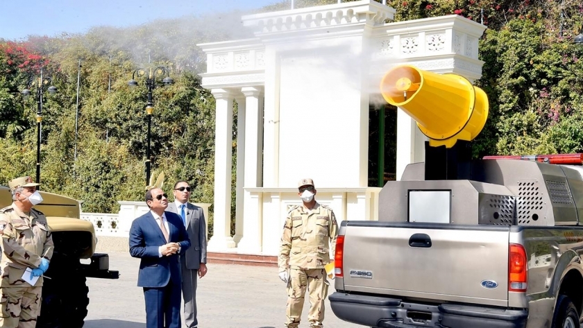 الرئيس السيسي خلال تفقد نماذج معدات القوات المسلحة