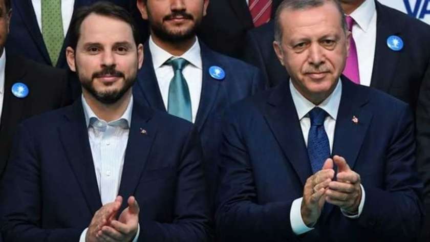 أردوغان وإلى جواره صهره وزير المالية المستقيل (أرشيفية)