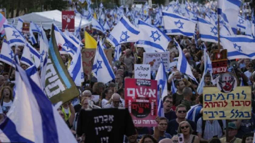 تظاهر آلاف الإسرائيليين
