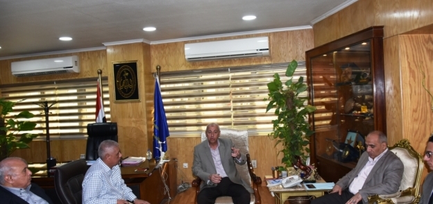 لقاء محافظ أسوان بمسئولى الشركة المصرية لتجارة السلع