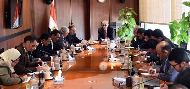 رئيس الوزراء خلال اجتماعه مع الصحفيين